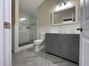 Secadora de cabello, jabón, papel de baño 