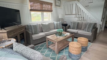 Smart-tv, eldstad och böcker