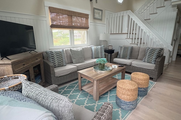 Smart TV, lareira, livros