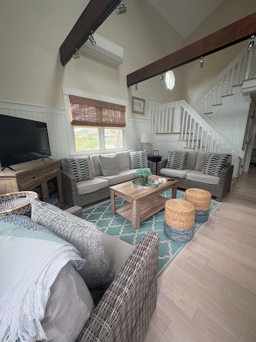 Contemporary cottage with outdoor shower infrared sauna 6 Min drive to the beach