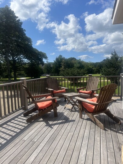 Contemporary cottage with outdoor shower infrared sauna 6 Min drive to the beach