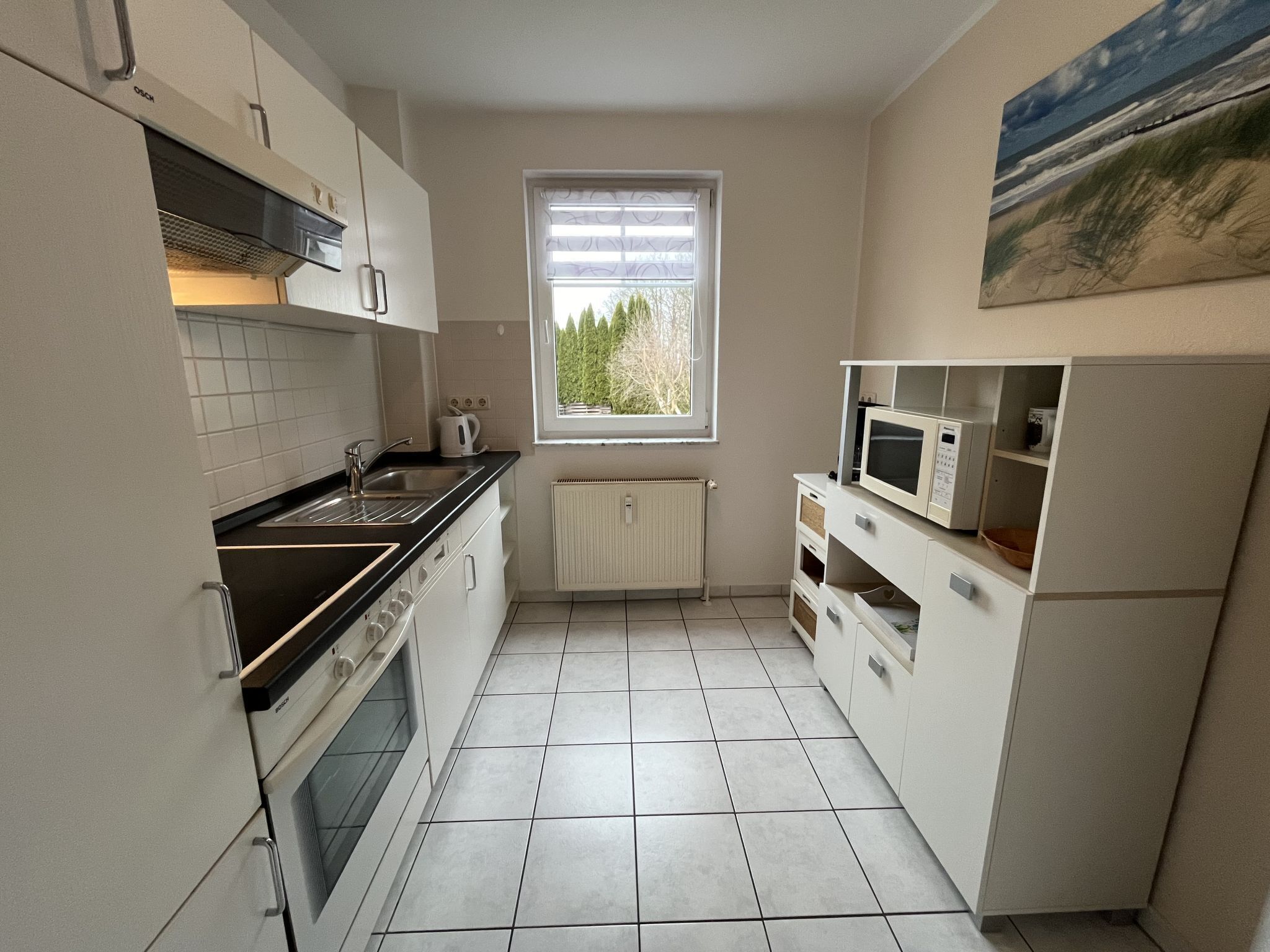 Kühlschrank, Mikrowelle, Geschirrspüler, Kochgeschirr/Geschirr/Besteck