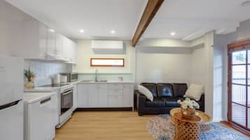 Kylskåp, mikrovågsugn, ugn och spishäll