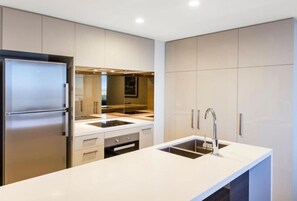 Réfrigérateur, micro-ondes, four, plaque de cuisson