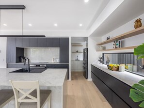 冷蔵庫、電子レンジ、オーブン、コンロ