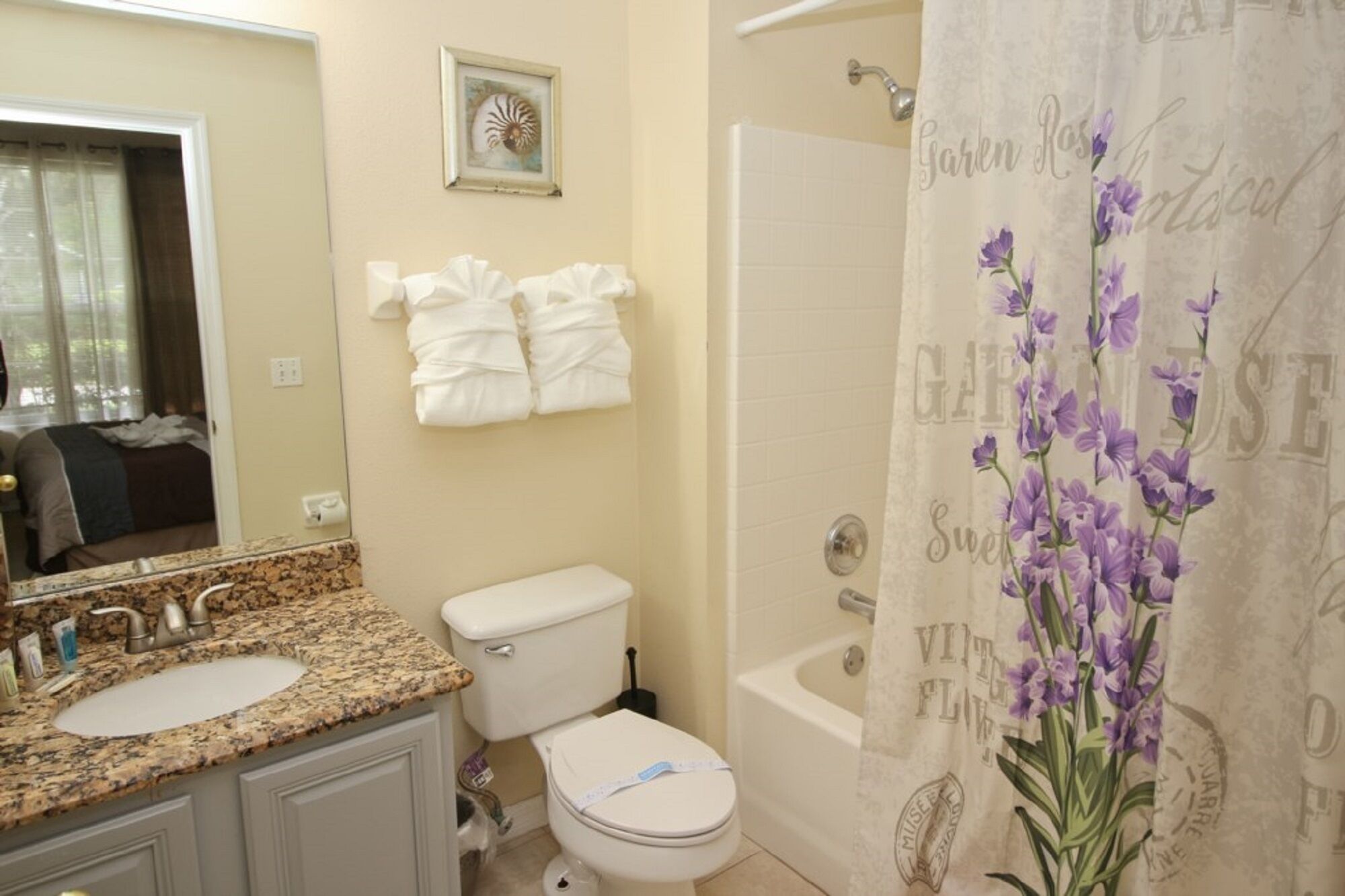 Une salle de bain avec deux lavabos, des toilettes, une douche et un porte-serviettes.