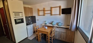 Réfrigérateur, four à micro-ondes, cafetière-théière, grille-pain