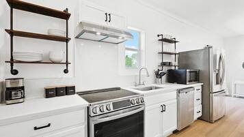 KylskÄp, mikrovÄgsugn, ugn och spishÀll