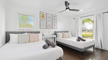 4 habitaciones, escritorio y tabla de planchar con plancha