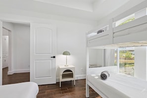 4 chambres, bureau, fer et planche à repasser, lit parapluie