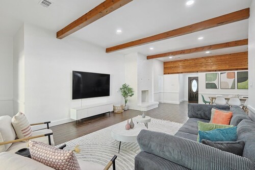 Gorgeous 4BR Home with Huge Yard, Pool