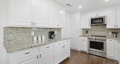 Gorgeous 4BR Home with Huge Yard, Pool