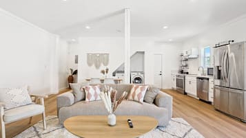 Tv, eldstad, tv-spel och en stereo