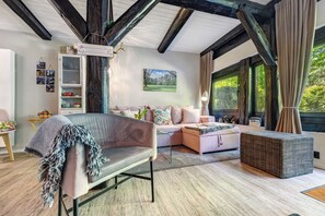 TV, DVD player - Apartment 'Wohnen Im Heidehaus' with Private Terrace and Wi-Fi (St. Dionys)