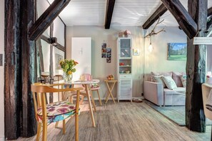 TV, DVD player - Apartment 'Wohnen Im Heidehaus' with Private Terrace and Wi-Fi (St. Dionys)