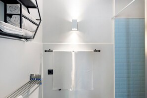 Douche, articles de toilette gratuits, sèche-cheveux