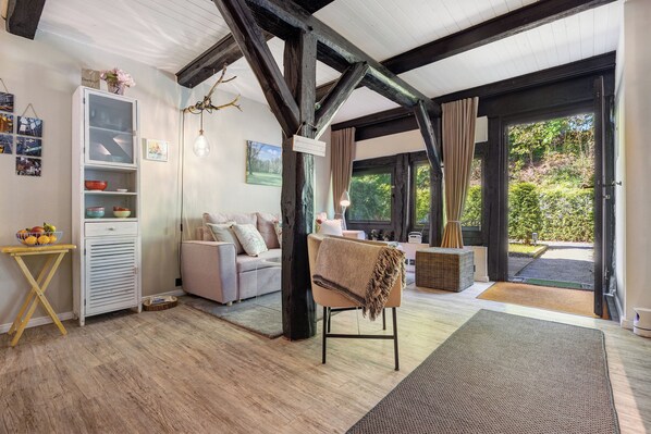 Interior - Apartment 'Wohnen Im Heidehaus' with Private Terrace and Wi-Fi (St. Dionys)