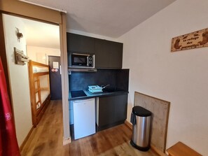 Kühlschrank, Mikrowelle, Wasserkocher mit Kaffee-/Teezubehör