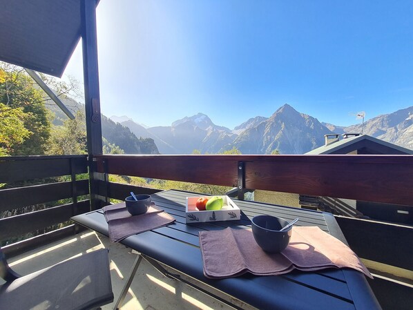 Outdoor dining - Charming, fully equipped apartment with mountain views, sleeps 4 (Les Deux Alpes)