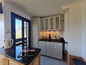 Fridge, microwave, oven, dishwasher - Charming, fully equipped apartment with mountain views, sleeps 4 (Les Deux Alpes)