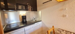 Fridge, microwave, dishwasher, coffee/tea maker