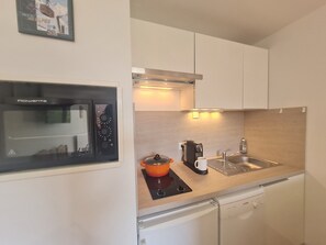 Fridge, oven, dishwasher, coffee/tea maker