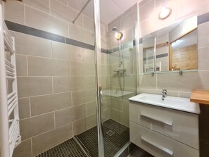 Shower - Mountain appt, huge balcony, confortable 8ppl (Les Deux Alpes)
