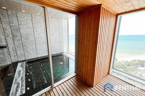 Spa - High end condo in popular area with an amazing sea view, 2 min from the beach (Bang Lamung)