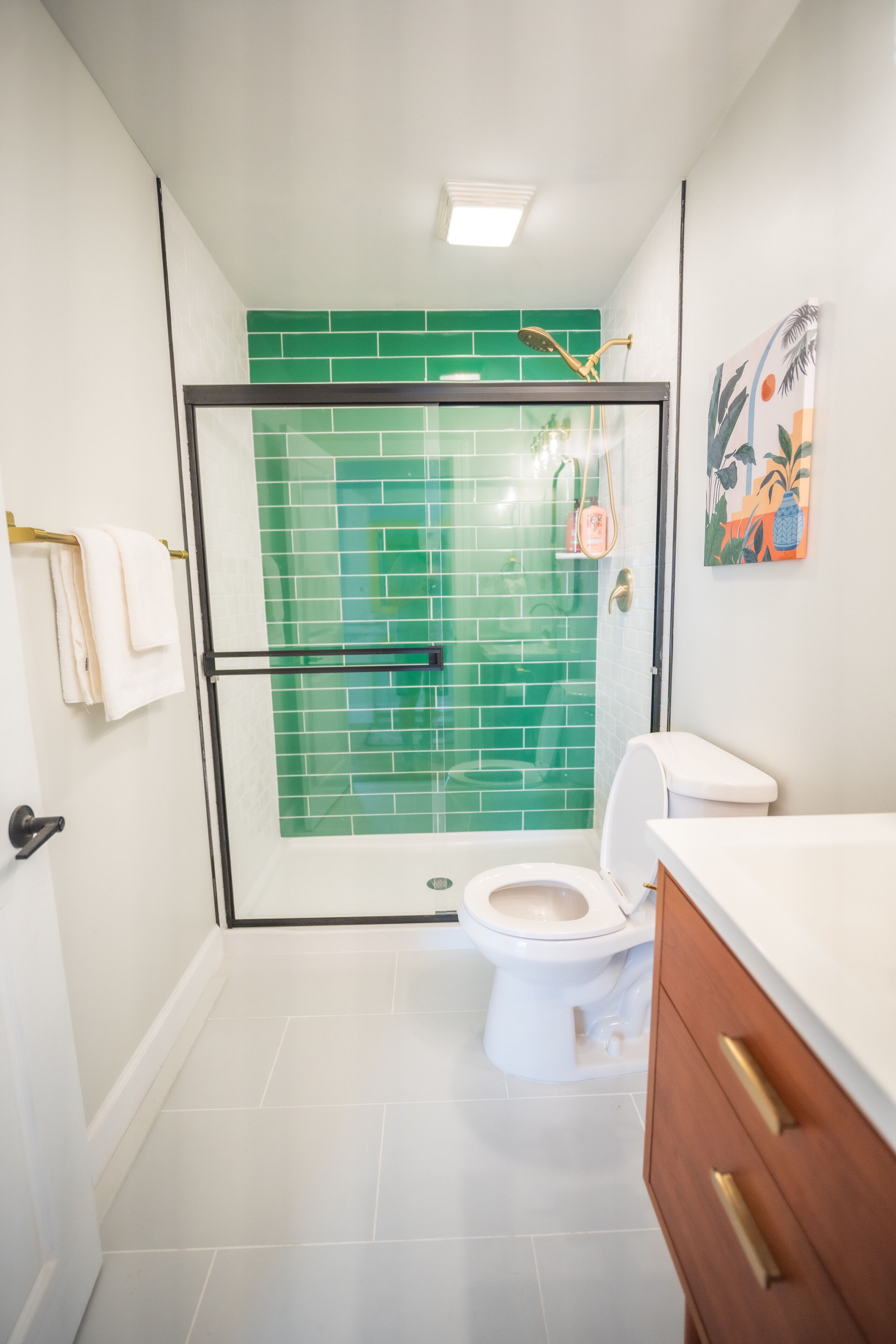 Douche, sèche-cheveux, serviettes fournies, savon