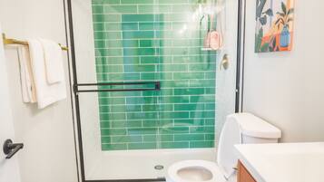 Douche, sèche-cheveux, serviettes fournies, savon