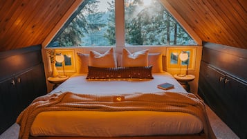Honeymoon Chalet, Mountain View | 1 bedroom, individually decorated, individually furnished, desk