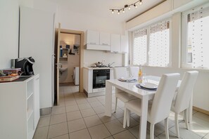 Refrigerador, horno, placa de cocina, cafetera/tetera
