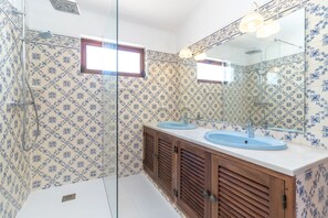 Douche, sèche-cheveux, serviettes fournies