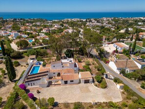 Exterior - 4 Bed Villa With Pool & Tennis Court & Walking Distance to Town Centre (Carvoeiro)