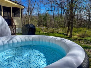 Outdoor spa tub - Sage Grove Sanctuary | Hot Tub | Modern | BBQ (East Stroudsburg)