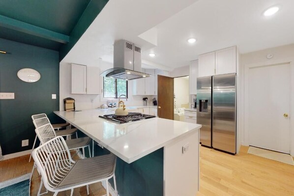 Fridge, microwave, oven, stovetop - Sage Grove Sanctuary | Hot Tub | Modern | BBQ (East Stroudsburg)