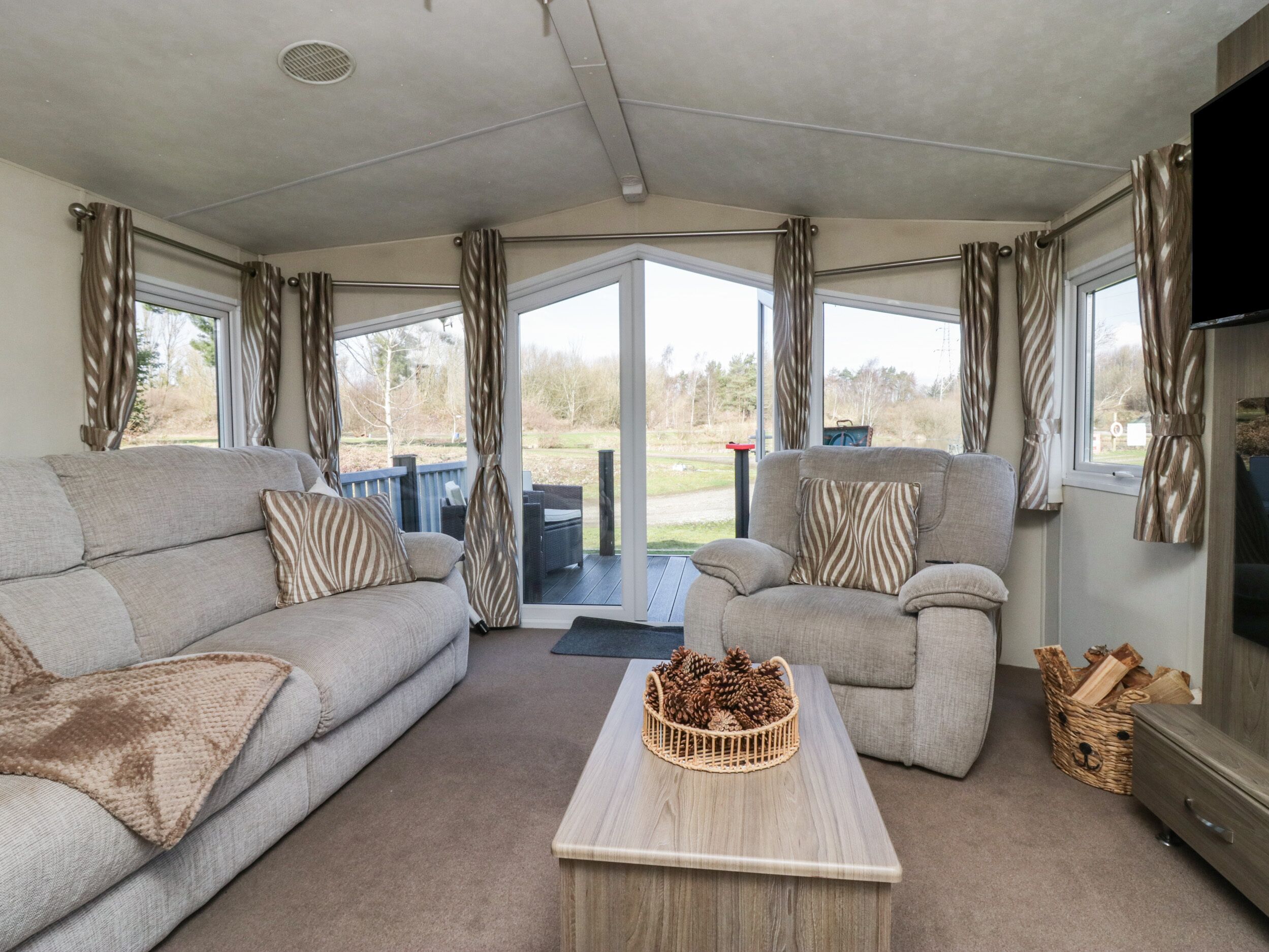 LAKEVIEW @ CHALMAZ 2, pet friendly, with a garden in Carnforth