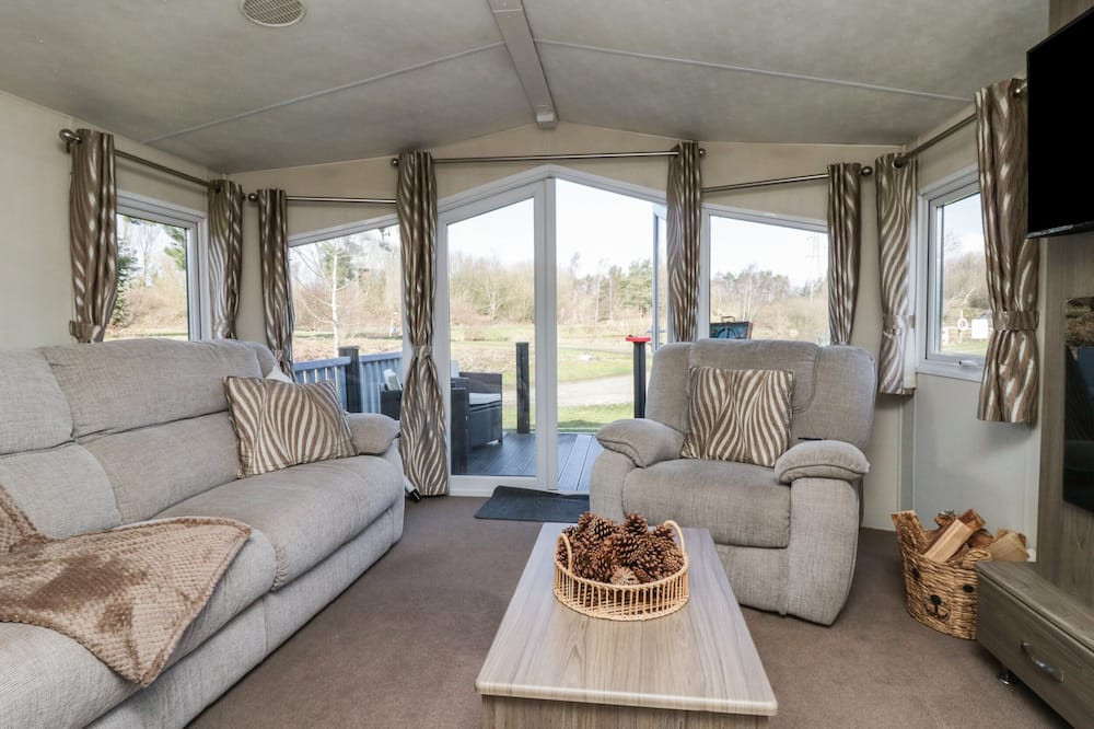 LAKEVIEW @ CHALMAZ 2, pet friendly, with a garden in Carnforth