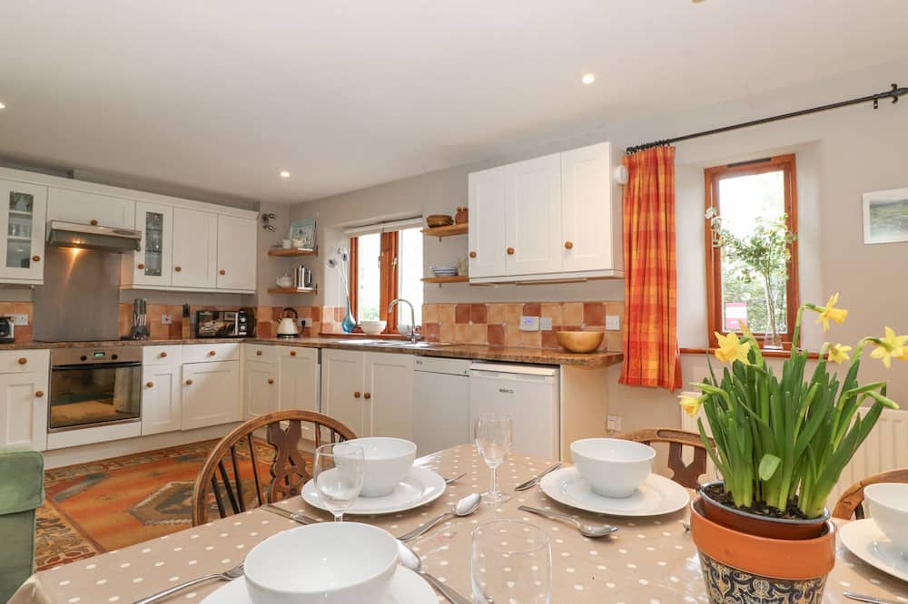 ROOFSTONES COTTAGE, pet friendly, with a garden in Hawes