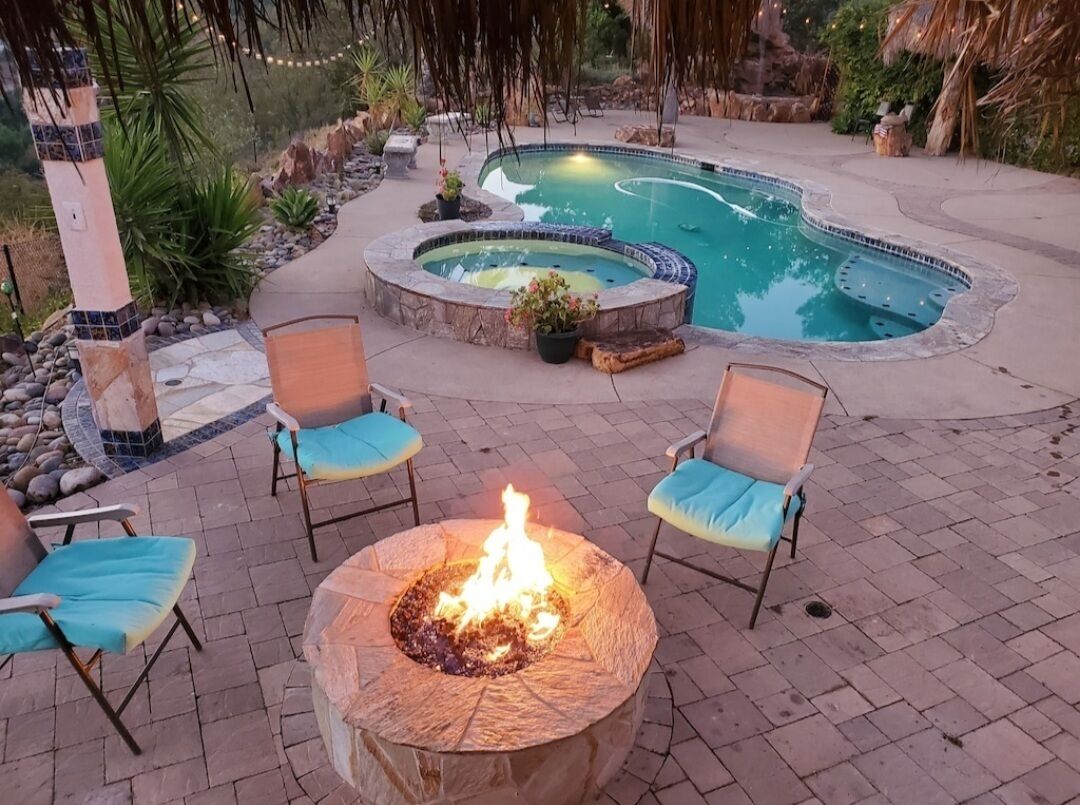 Una piscina al aire libre, una piscina climatizada