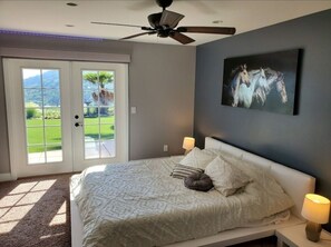 4 chambres, bureau, fer et planche à repasser, lit de bébé portatif