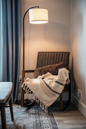 Premium Suite, 4 Bedrooms, Partial Lake View | 4 bilik tidur, peralatan tempat tidur premium, busa memori 