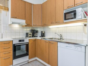 Fridge, microwave, dishwasher, cookware/dishes/utensils