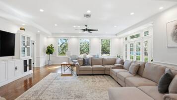 Een televisie en een kantoor