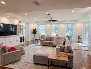 TV, offices - Executive 5-Bedroom Pool Home | Lakeview Estate | Dade City, FL (dade city)