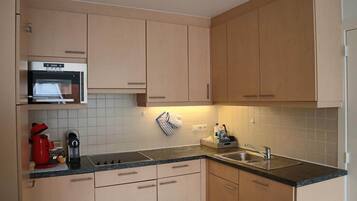 Geladeira, micro-ondas, cooktop, lava-louças