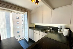 Fridge, microwave, oven, stovetop - Apartment in Nieuwpoort near the Beach (Nieuwpoort)