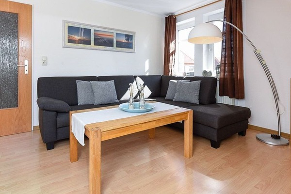 Wohnzimmer mit integriertem Küchenbereich