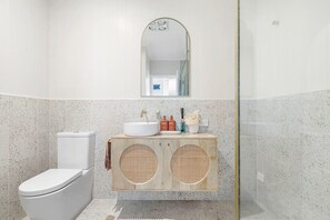 Dusche, Haartrockner, Seife, Toilettenpapier