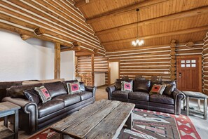 Interior - Mountain Escape Lodge (Victor)